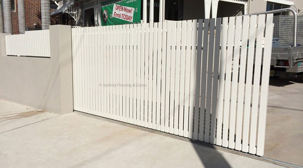 Aluminium picket sliding gate