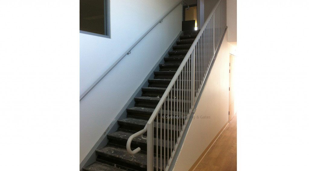 Flat-top round tubular balustrade with handrail